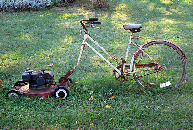 Die ideale Verbindung von Rasenmäher und Bike, naja, eher Velo. Aber Sport lässt sich so schon treiben, oder? Foto: Lee Coursey/Flickr