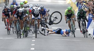 Andrew Talansky stürzt an der 7. Etappe der Tour de France 2014. Foto: Reuters