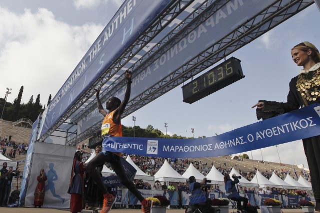 Grosser Bahnhof im Panathinaiko-Stadion: Der Kenianer Felix Kipchirchir Kandie gewinnt den Athens Classic Marathon 2014. Foto: Alkis Konstantinidis (Reuters)