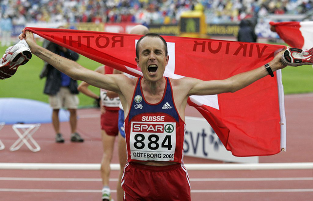 Der Schweizer Viktor Roethlin schreit sich nach dem Gewinn der Silbermedaille im Marathon die ganze Belastung von der Brust, an den Leichtathletik Europameisterschaften in Goeteborg, Schweden, am Sonntag, 13. August 2006. (KEYSTONE/Arno Balzarini)