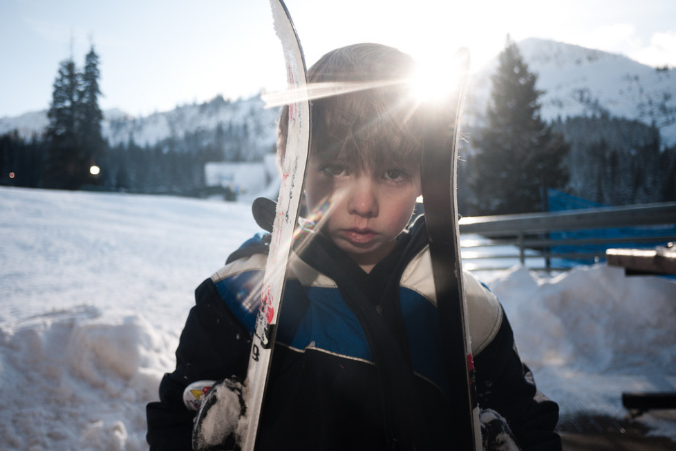 Bereit für die ersten Schritte abseits der Piste? Ein fünfjähriger Skifahrer hat noch viel vor sich. Foto: Jared Eberhardt (Flickr)