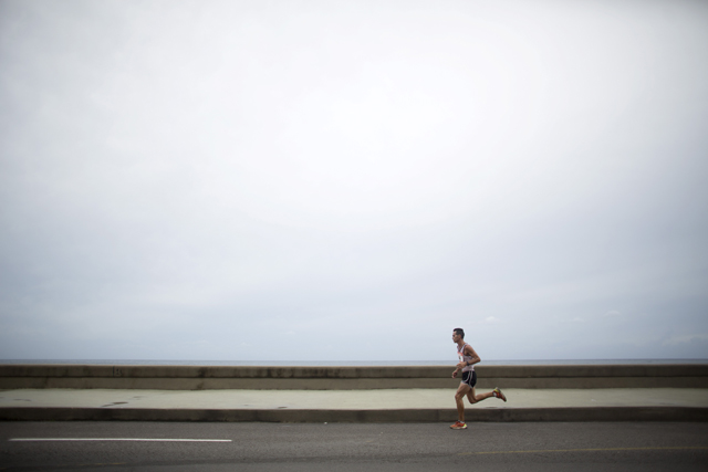 A competitor runs at the seafront boulevard El Malecon during the Marabana marathon in Havana, November 15, 2015. REUTERS/Alexandre Meneghini - RTS7814