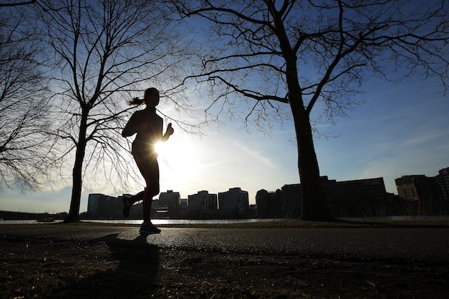 A woman jogs along the Charles River on an early spring evening in Boston, Massachusetts April 3, 2014. REUTERS/Brian Snyder (UNITED STATES - Tags: SOCIETY ENVIRONMENT) - RTR3JV6Z