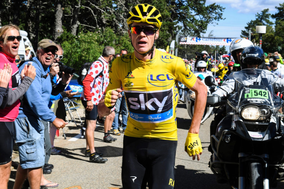 Zu Fuss im Radrennen: Leader Chris Froome schreibt unfreiwillig Tour-Geschichte. Foto: Stephane Mantey (AFP)