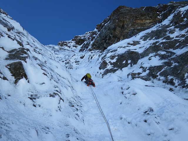 Damian in einem Eisschlauch der 800 Meter hohen Dzhigit-Nordwand.