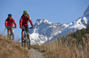 Mountainbiker auf einem Trail bei Scuol im Engadin. Foto: Alessandro Della Bella/Keystone