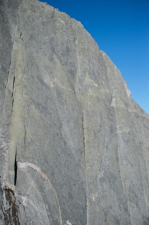 Piz Badile im Bergell: Gewöhnliche Seilschaften brauchen für die Nordostwand einen Tag. Dani Arnold durchstieg sie in 52 Minuten. Foto: Mammut