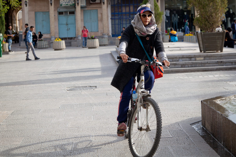 Damit soll nun Schluss sein: Radfahrerinnen bereicherten bis vor kurzem noch das Strassenbild in den Städten Irans. (Foto: Gonetravelo.com)