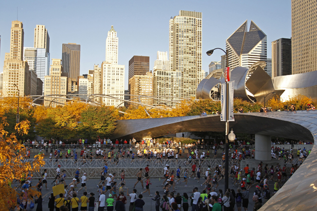 Runners start the Chicago Marathon October 9, 2011. REUTERS/Kamil Krzaczynski (UNITED STATES - Tags: SPORT) - RTR2SFWG