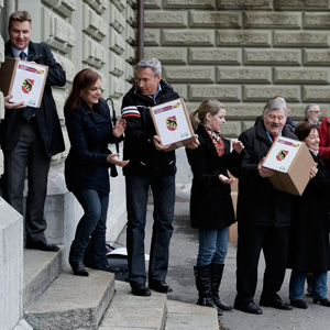 SVP-Präsident Toni Brunner, Fraktionschef Adrian Amstutz und Nationalrat Hans Fehr, erster, dritter und fuenfter von links, und weitere SVP-Aktivistinn während der Einreichung der "Durchsetzungsinitiative (28. Dezember 2012). (Keystone)