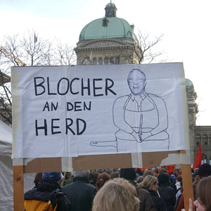 Rund 15 000 Personen demonstrieren am Samstag, 13. Dezember 2003, in Bern gegen die neue Zusammensetzung und gegen die Untervertretung der Frauen im Bundesrat. (KEYSTONE/Edi Engeler)