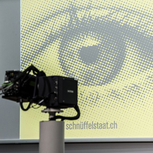 Ein linkes "Buendnis gegen den Schnueffelstaat" startet mit einer Medienkonferenz und digitaler Projektion das Referendum gegen das soeben vom Parlament verabschiedete Nachrichtendienstgesetz (NDG), am Montag, 28. September 2015, in Bern. (KEYSTONE/Lukas Lehmann)