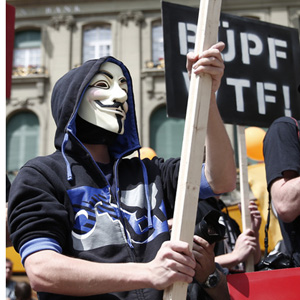 Demonstranten mit Guy-Fawkes- und Edward-Snoden-Masken protestieren gegen das Bundesgesetz betreffend die Ueberwachung des Post- und Fernmeldeverkehrs (BUEPF) am Samstag, 31. Mai 2014 auf dem Bundesplatz in Bern. (KEYSTONE/Peter Klaunzer)