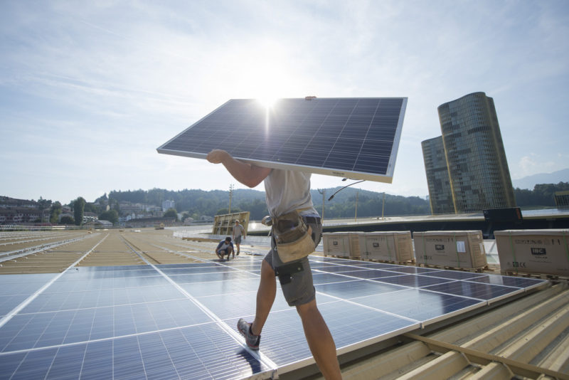 Seit 2014 verbrauchen wir selber produzierten Solarstrom: Montage einer Photovoltaikanlage auf dem Dach der Swissporarena in Luzern. Foto: Urs Flüeler (Keystone)