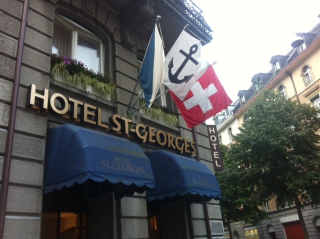 Das Zweisternhaus St.Georges am Hallwylplatz trägt stolz die Fahne aus Aussersihl. 
