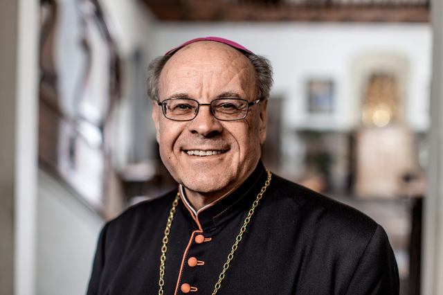 Bischof Huonder will Gott erklären, dass er bei der Erschaffung von Homosexuellen einen Fehler machte.