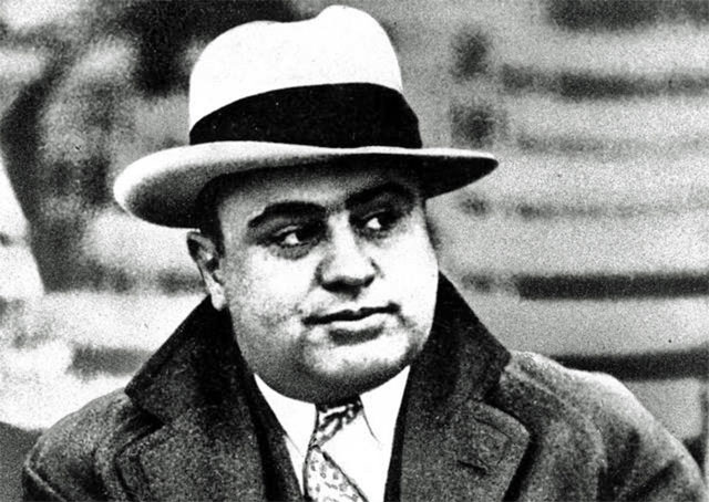 Nein, das ist nicht Sepp Blatter, das ist der Fifa-Schutzheilige Al Capone.