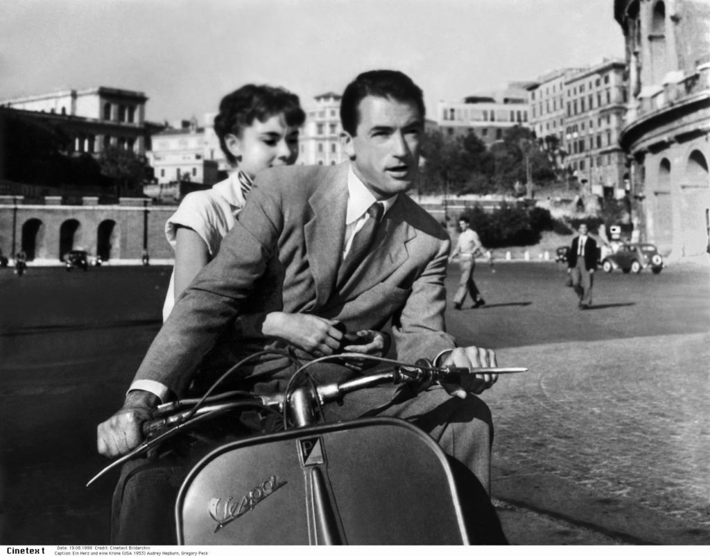 TA 20.08.1999. "Vacanze Romane". Vespa. Hepburn. Peck. Bildtext: Ein Herz und eine Krone (USA 1953) Audrey Hepburn, Gregory Peck / Vespa, Motorroller, Rom Italien