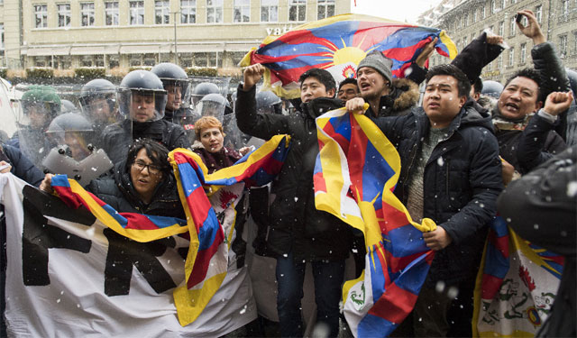 Tibet-Demo nein, aber Nazi-Konzert ja?