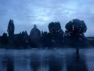Nebel und nicht der Dampf der jugendlichen Kiffer zieht über das Wasser.