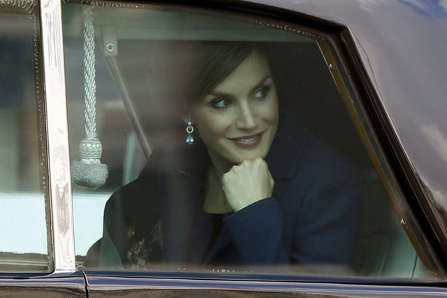 epa04974841 Spanish Queen Letizia (R) smiles as she departs for the Royal Palace, where the royal couple will host a reception for Spanish personalities, after attending the army parade to mark Spain's National Day in Madrid, Spain, 12 October 2015. Some 3,400 troops and Civil Guard officers, 48 vehicles and 53 planes took part in the parade. EPA/JAVIER LIZON