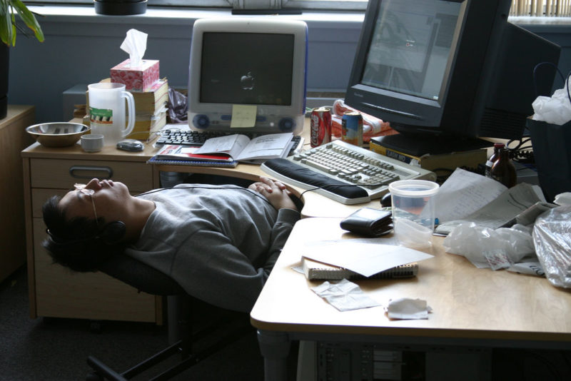 Nach dem Zmittag kommt die Krise: Büroschlaf in Montreal. Foto: Simon Law (Flickr)