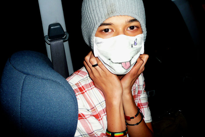 Gesunder Galgenhumor: Bemalte Schutzmaske gegen die Schweinegrippe im Sommer 2009. Foto: neys fadzil (Flickr)