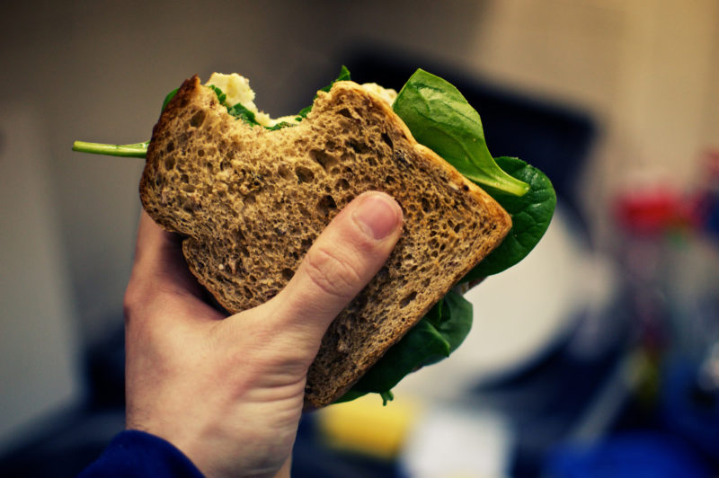 Finde den Fehler aus Sicht der Kohlenhydrat-Abstinenzler: Auch dieses «gesunde Sandwich» besteht aus Brot. Foto: Paul Rysz (Flickr)