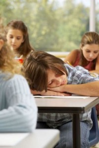 Sogar eine halbe Stunde weniger Schlaf pro Nacht hat einen Einfluss auf die Schulleistungen der Kinder