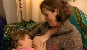 Die natürlichste Sache der Welt? Die achtjährige Bettany an Mamas Brust. Still aus dem Dokumentarfilm "Extraordinary Breastfeeding"