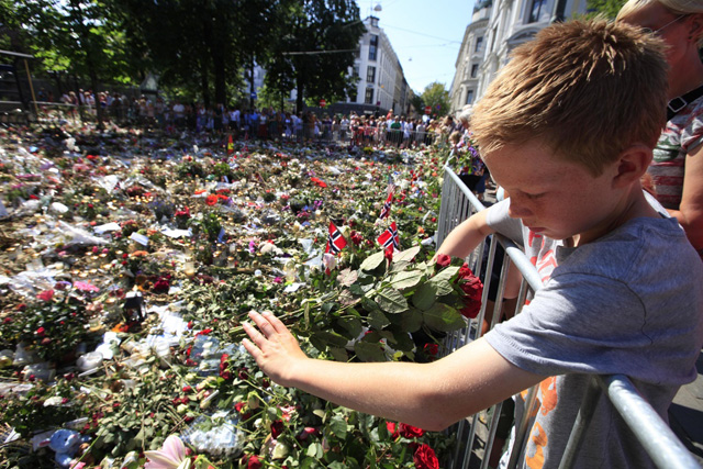 Blumen zum Gedenken an die Opfer des Attentäters, niedergelegt ausserhalb der Oslo Kathedrale in Oslo