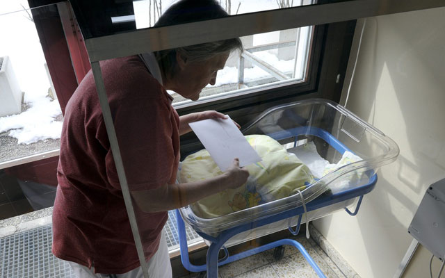 Experten streiten, ob es Kindstötungen verhindert: Babyfenster im Spital Einsiedeln SZ. (Keystone)