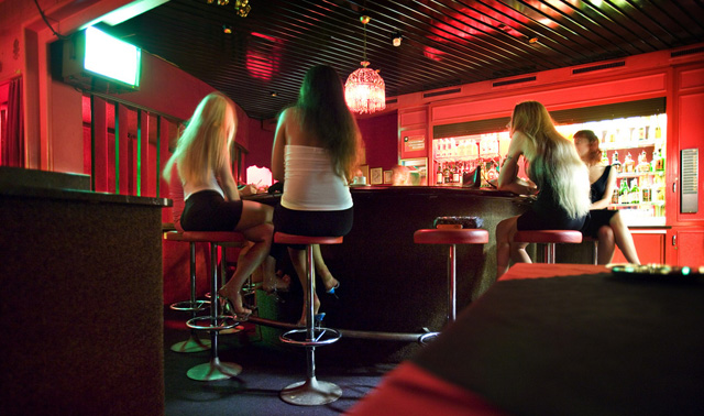 Taenzerinnen in einem Nachtclub in Zuerich sitzen am 3. August 2005 an der Bar.  (KEYSTONE/Gaetan Bally)
