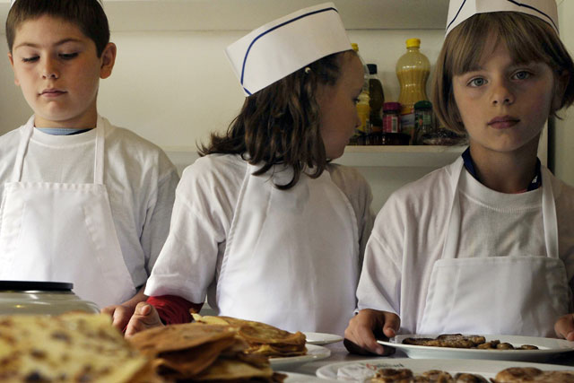Es ist angerichtet: Küchenhilfen an einem Kinderfest in Montbéliard, Frankreich. (Bild: AFP)