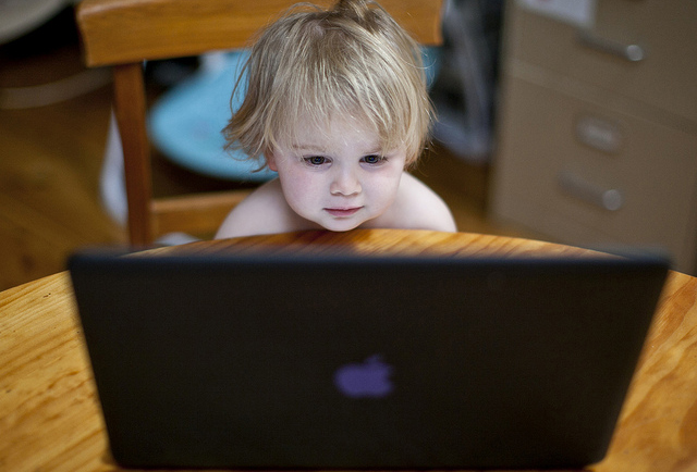 Sinnvoll oder schädlich: Ab welchem Alter sollten sich Kinder mit Computern und sozialen Medien auseinandersetzen?