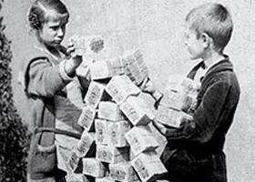 Wenn Geldbündel zum Kinderspielzeug werden: Hyperinflation in Deutschland.