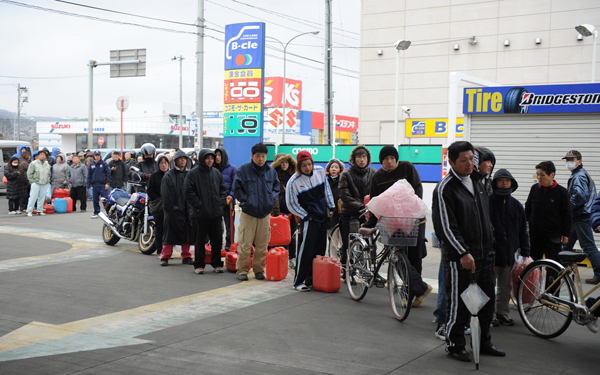 Die Auswirkungen der Katastrophe in Japan für die Weltwirtschaft lassen sich noch nicht abschätzen: Benzin wird knapp.