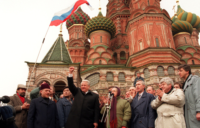Der damalige russische Präsident Boris Jelzin konnte den Zusammenbruch der Rubelzone nicht verhindern: Jelzin auf dem Roten Platz, März 1993.