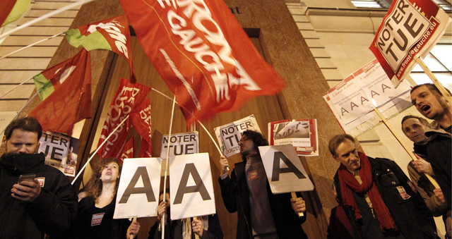Protestierende vor dem Pariser Büro von Standard & Poor's, 13. Januar 2012.
