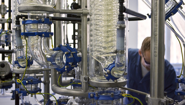     Die chemische Industrie schlägt alle anderen Industriezweige bezüglich Exporte: Eine Mitarbeiterin des Biochemieunternehmens Bachem in Bubendorf (BL). (Bild: Keystone)