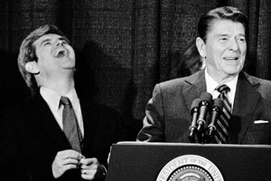 Steuernsenkung mit Voodoo? US-Präsident Reagan mit Newt Gingrich, 1984. (Keystone)