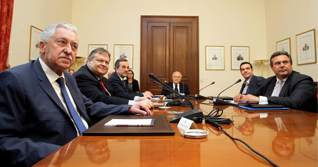 Der griechische Präsident Karolos Papoulias (M.) trifft sich mit den Führern verschiedener Parteien, 15. Mai 2012. (Keystone)