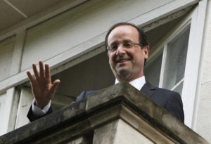 François Hollande winkt seinen Anhängern zu, 7. Mai 2012. (Keystone)