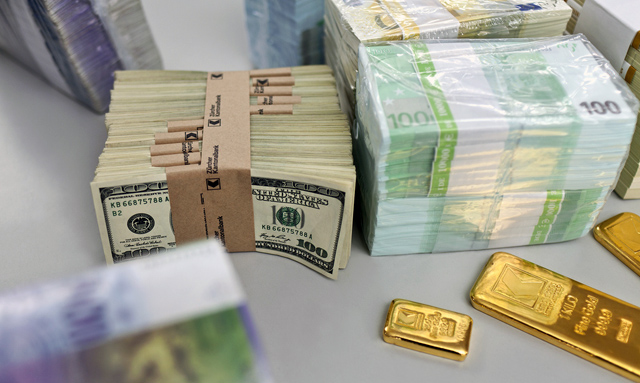 Währungspolitische Diskussionen werden immer sehr hitzig geführt: Franken-, Dollar-, Euronoten und Gold. (Foto: Keystone)