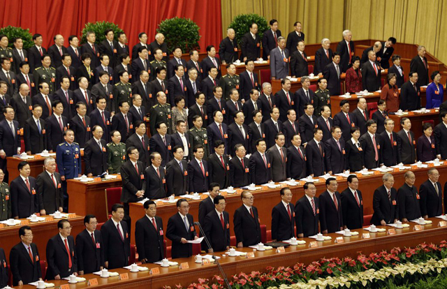 Die Führung der Kommunistischen Partei Chinas erhebt sich zur Nationalhymne, 8. November 2012. (Foto: Keystone) 