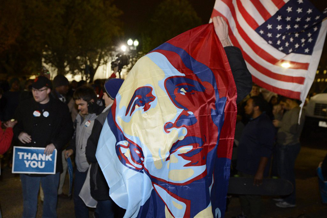 EinObama-Anhänger feiert vor dem Weissen Haus den Sieg des US-Präsidenten, 7. November 2012. (Foto: Keystone)