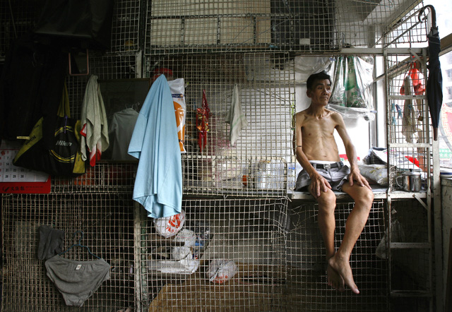 So viel zur ökonomischen Freiheit: Bewohner eines Wohnkäfigs in Hongkong. (Bild: Reuters)