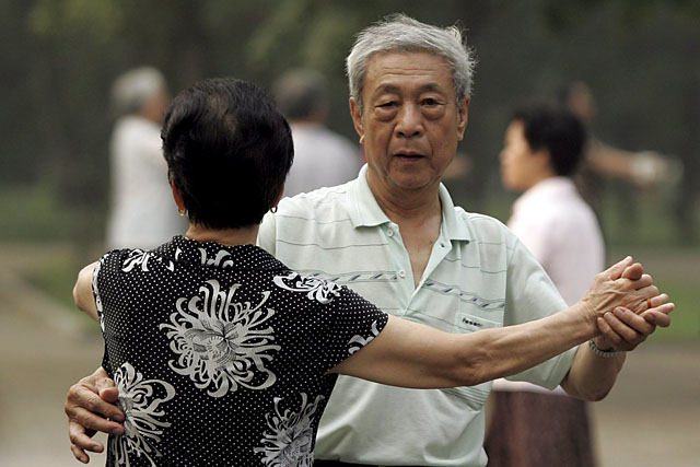 Chinas Bevölkerung wird älter: Ein Paar beim Tanz in Peking. (Bild: Keystone)