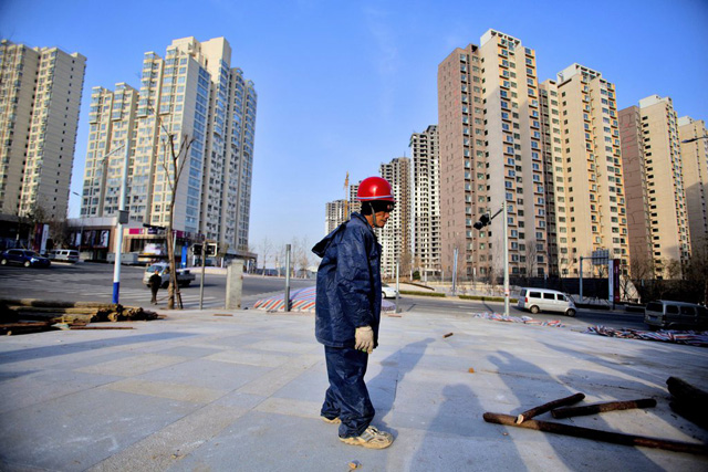 Investitionen ohne Ende: Ein chinesischer Wanderarbeiter auf einer Baustelle in Qingdao. (Keystone)
