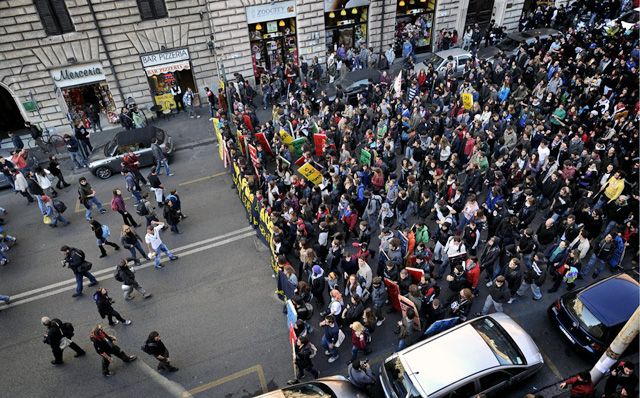 Italienische Studenten demonstrieren in Rom gegen Arbeitslosigkeit. (Foto: AP/Volker Hartmann)